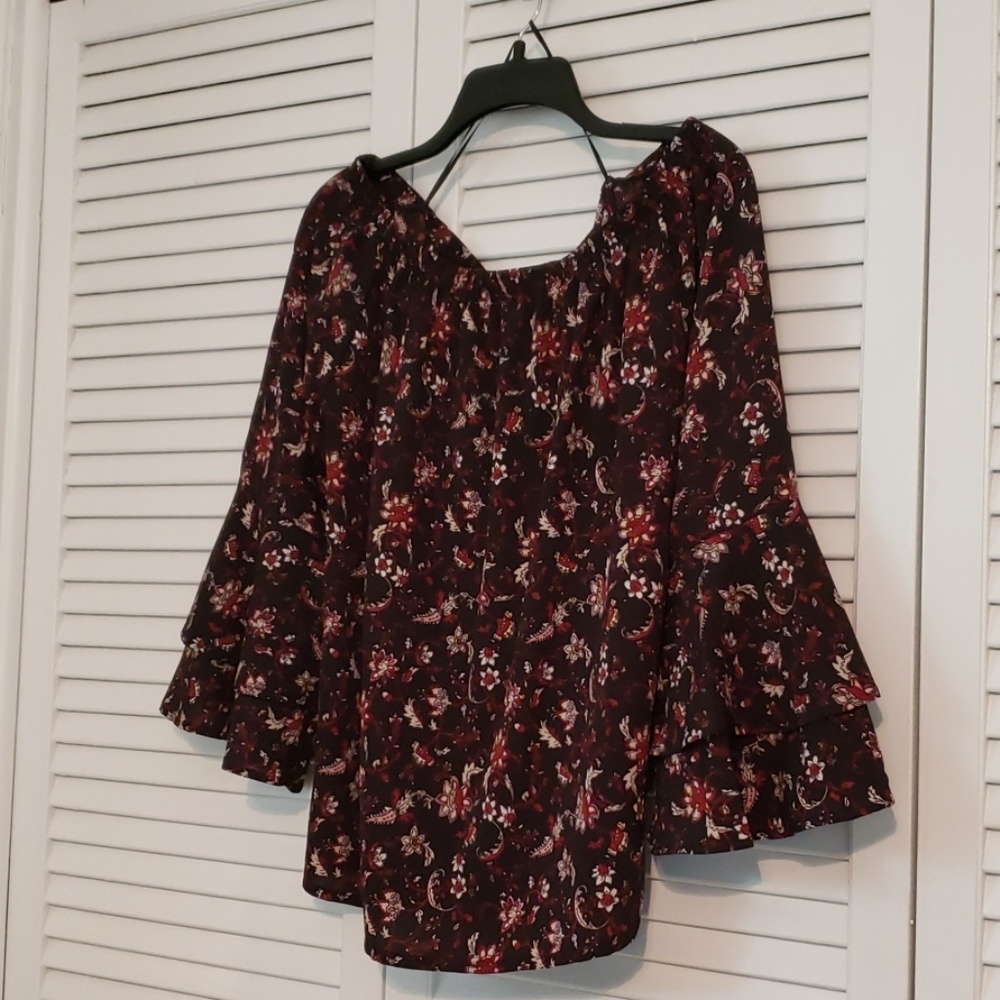 Solitaire M off shoulder, ruffle sleeved top